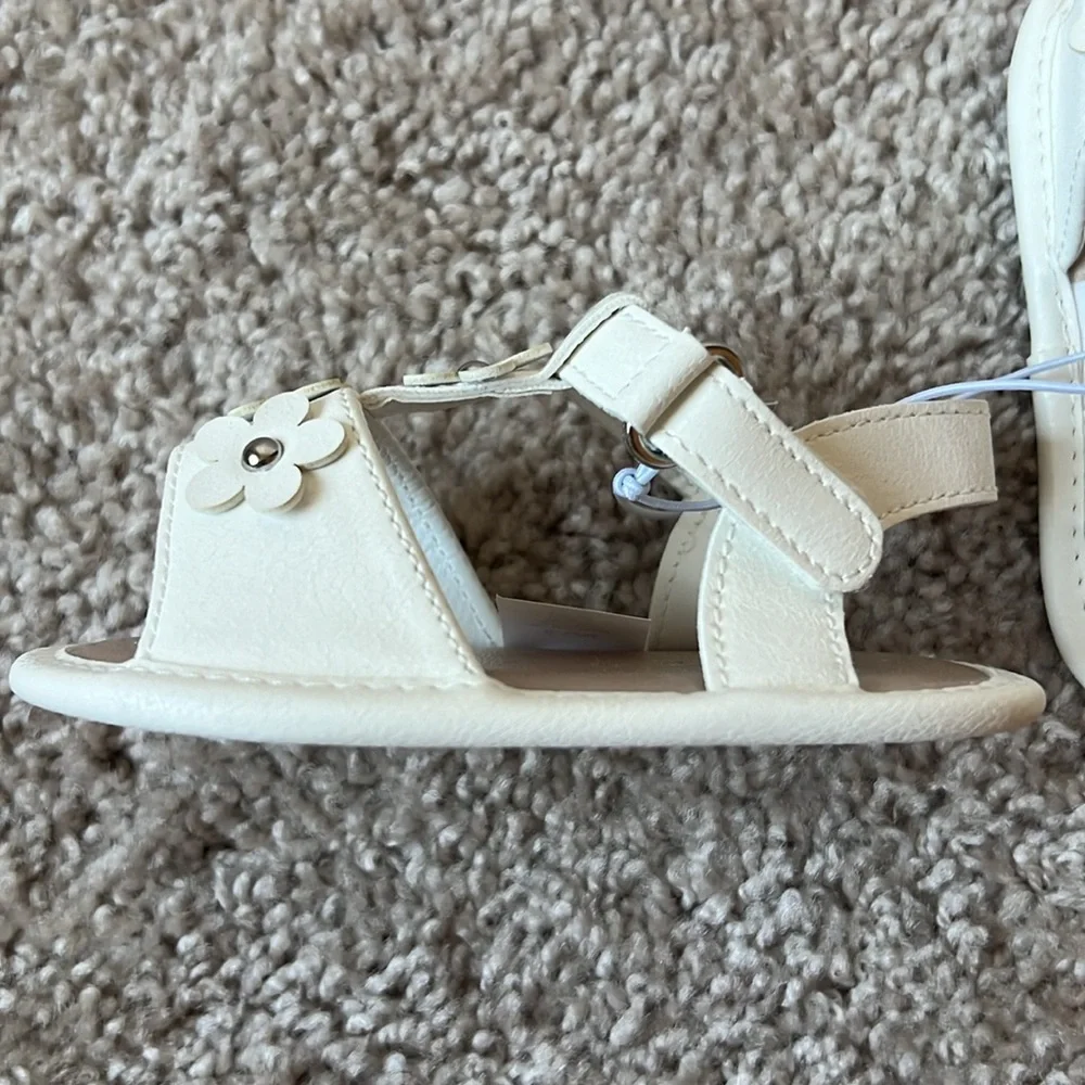 NWT The Children’s Place baby girl white sandals, size 6-12months